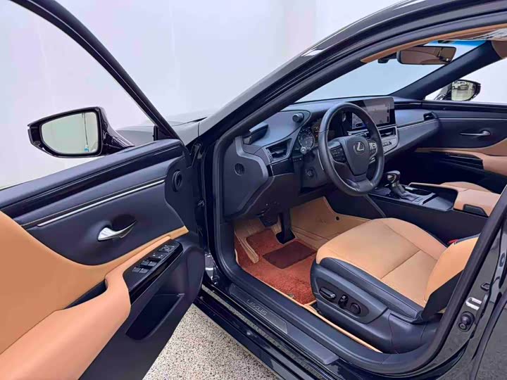 Фото 8 - Lexus ES