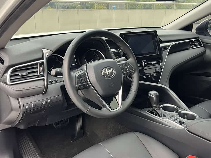 Фото 8 - Toyota Camry