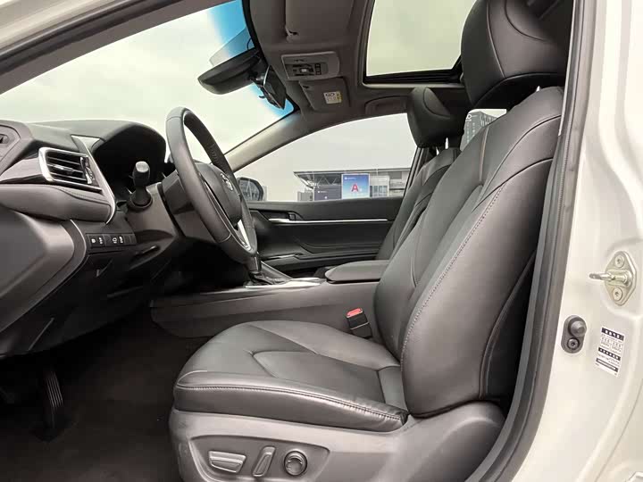 Фото 9 - Toyota Camry