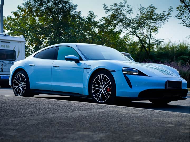 Фото 2 - Porsche Taycan