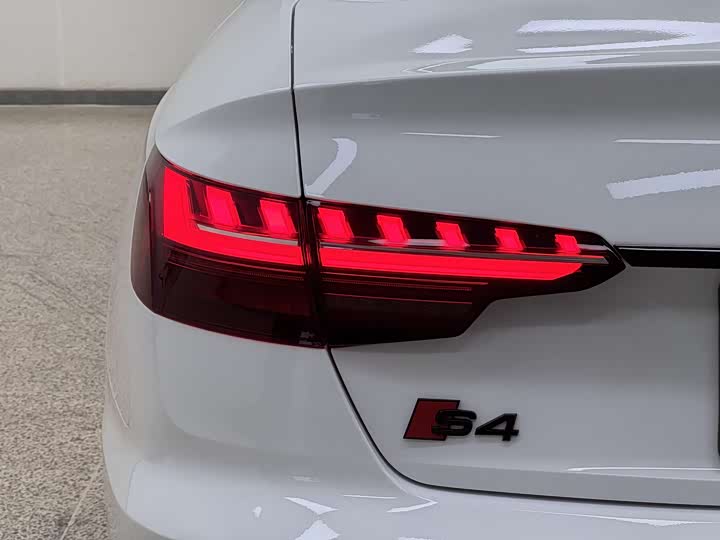 Фото 4 - Audi A4L