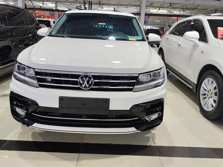 Фото 2 - Volkswagen Tiguan L Pro