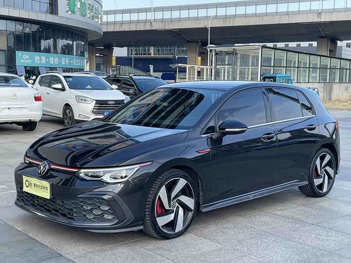 Фото 1 - Volkswagen Golf GTI