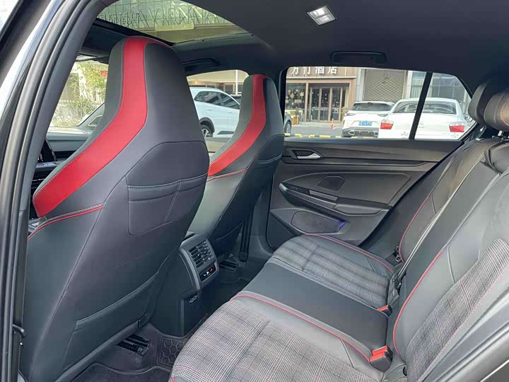 Фото 7 - Volkswagen Golf GTI