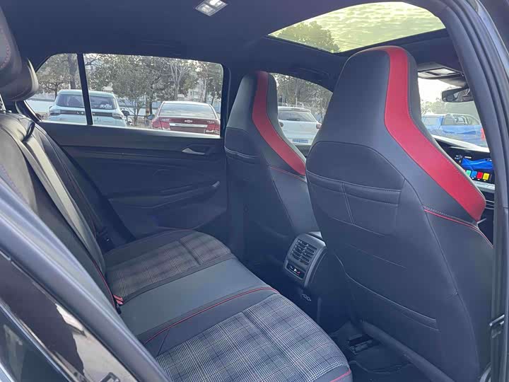 Фото 8 - Volkswagen Golf GTI