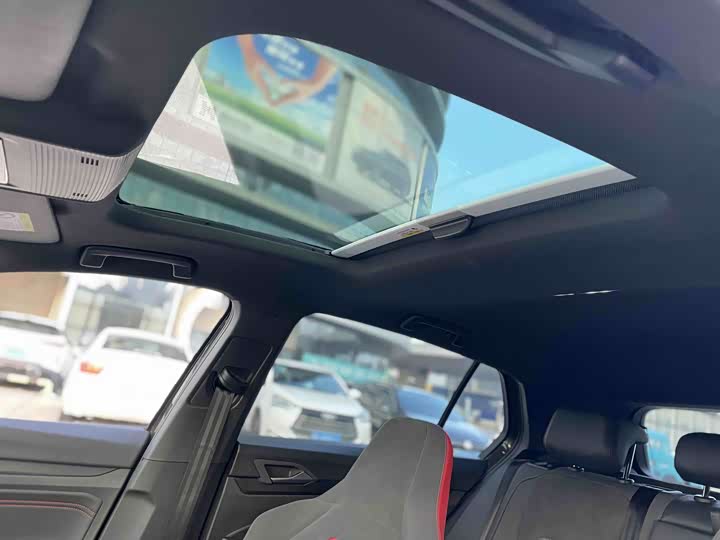 Фото 9 - Volkswagen Golf GTI