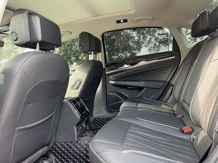 Фото 9 - Volkswagen Passat