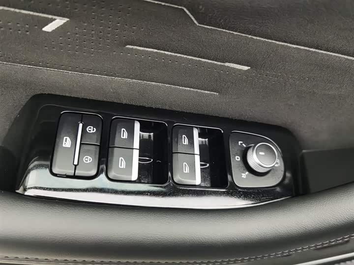 Фото 9 - Geely Monjaro