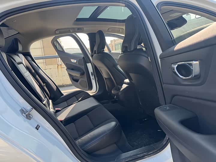 Фото 8 - Volvo S60