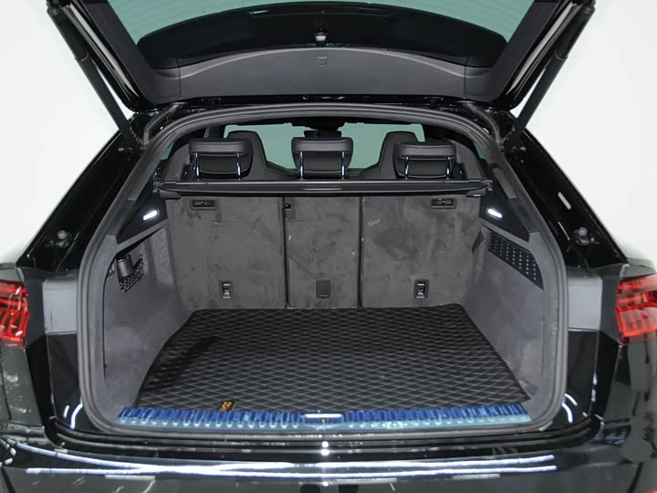 Фото 7 - Audi Q8