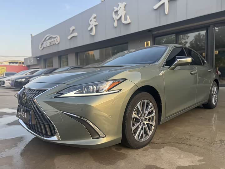 Фото 1 - Lexus ES