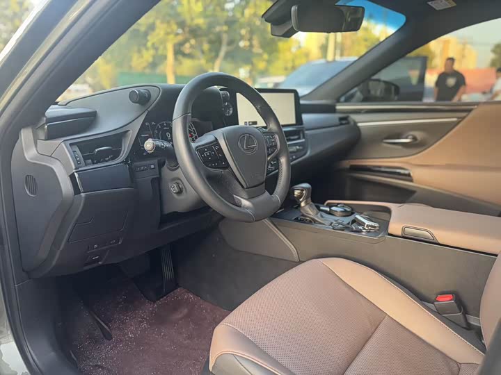 Фото 4 - Lexus ES