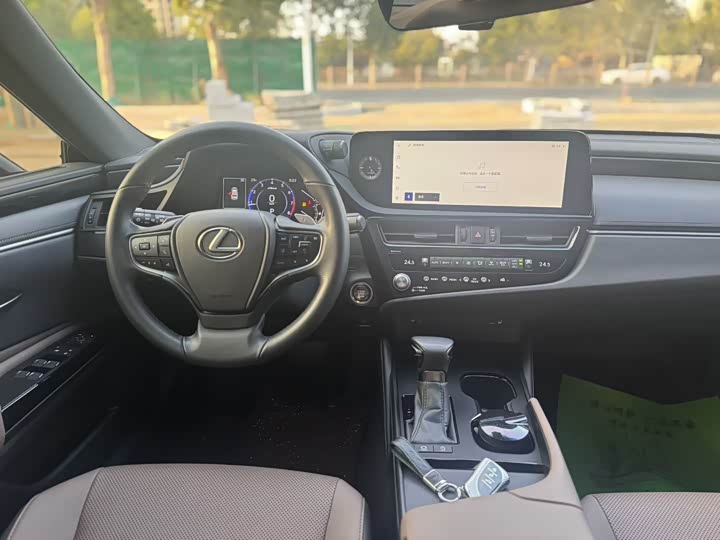 Фото 6 - Lexus ES