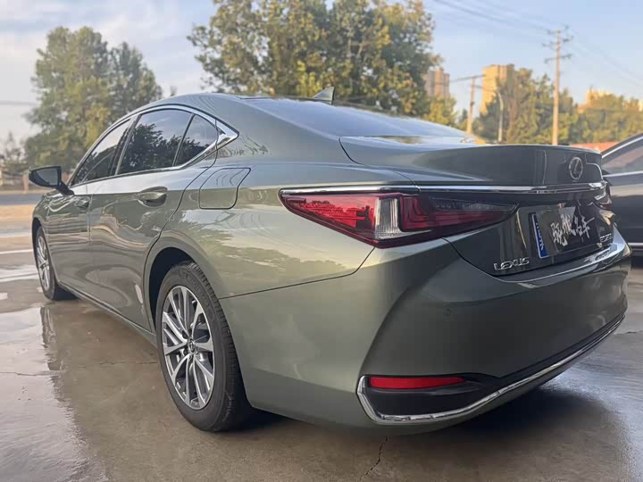 Фото 7 - Lexus ES