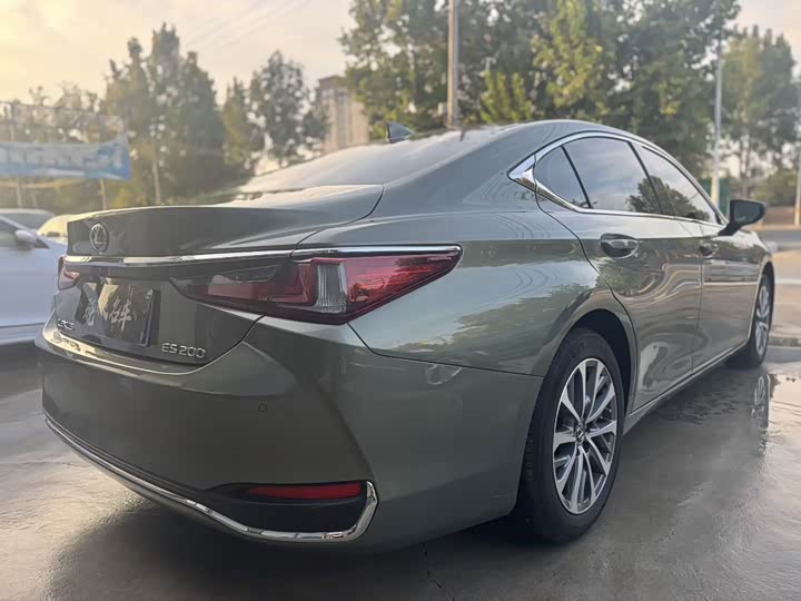 Фото 9 - Lexus ES