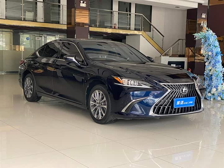 Фото 3 - Lexus ES