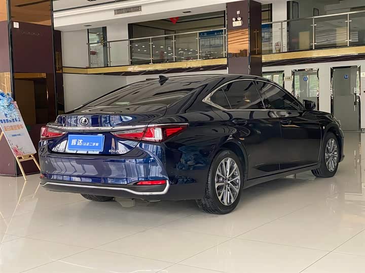 Фото 7 - Lexus ES