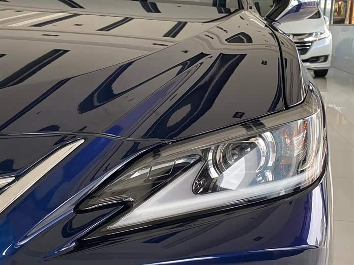 Фото 8 - Lexus ES