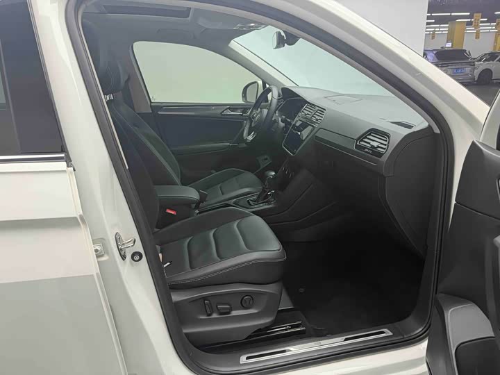 Фото 4 - Volkswagen Tiguan L Pro