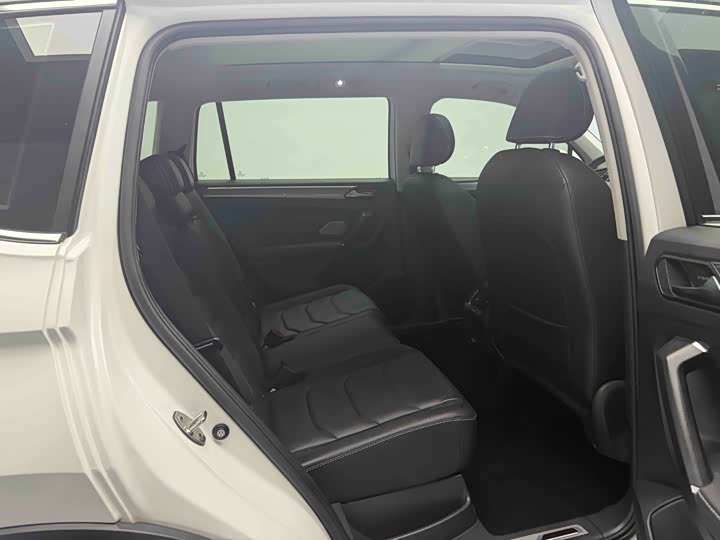 Фото 7 - Volkswagen Tiguan L Pro