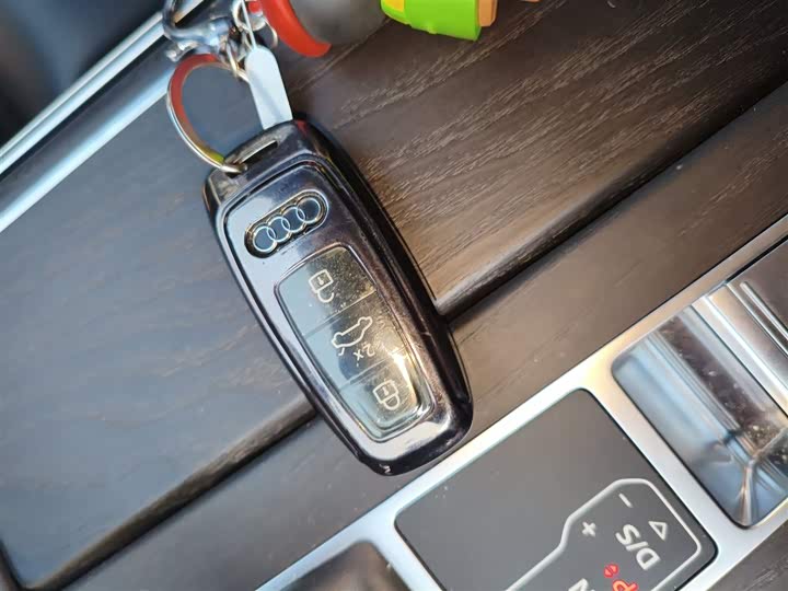 Фото 9 - Audi A6L