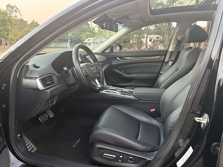 Фото 4 - Honda Accord