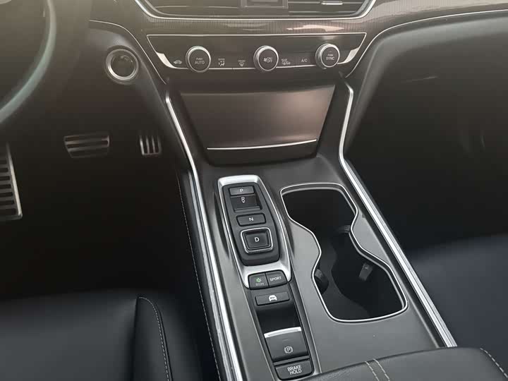 Фото 7 - Honda Accord