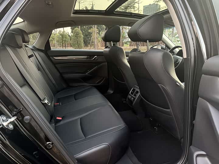 Фото 8 - Honda Accord