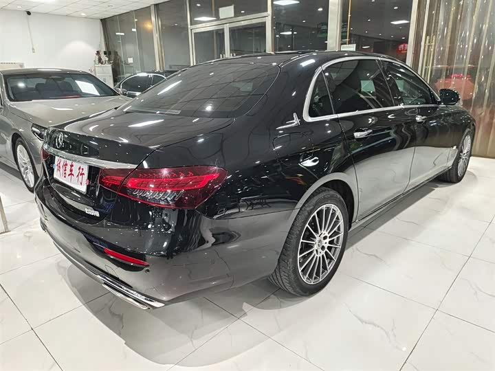 Фото 4 - Mercedes-Benz E-Class