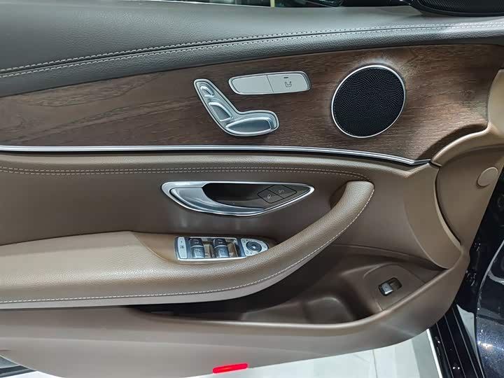 Фото 5 - Mercedes-Benz E-Class