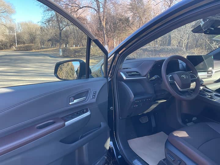 Фото 3 - Toyota Granvia