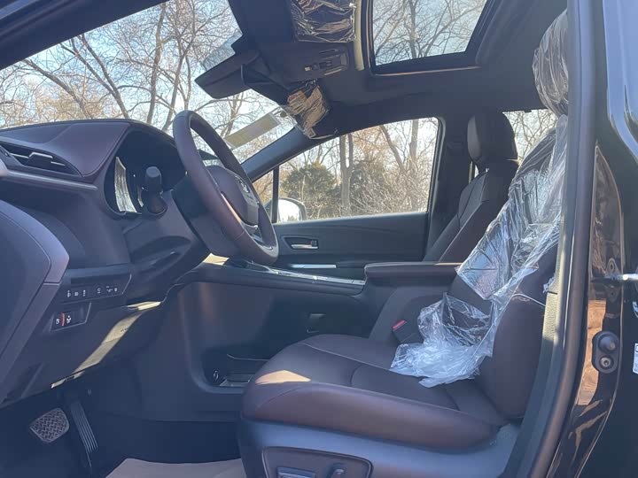 Фото 4 - Toyota Granvia