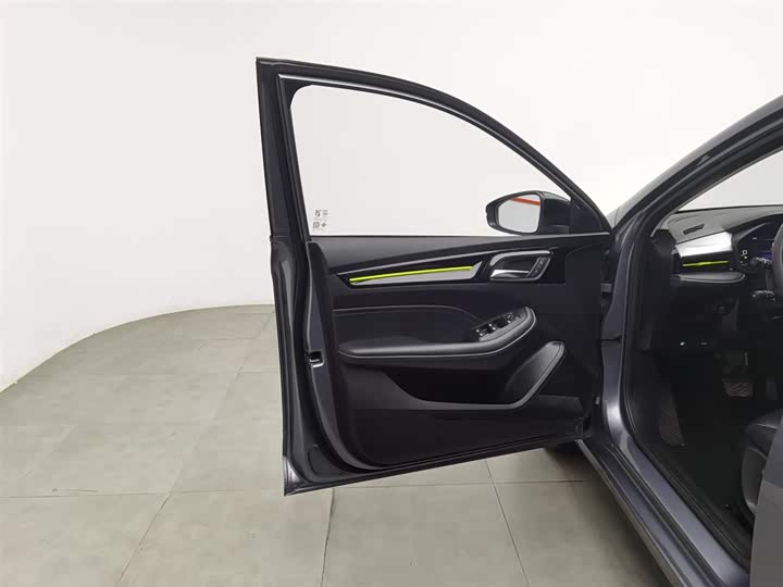 Фото 8 - Roewe i5