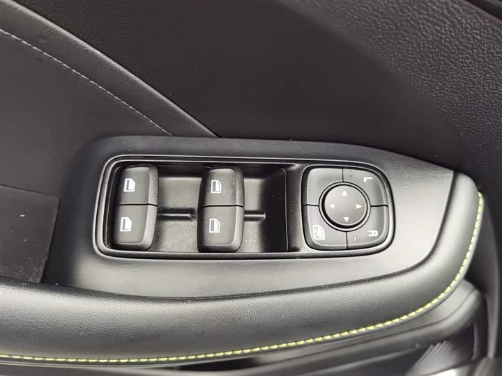 Фото 9 - Roewe i5