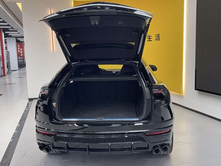 Фото 8 - Lamborghini Urus