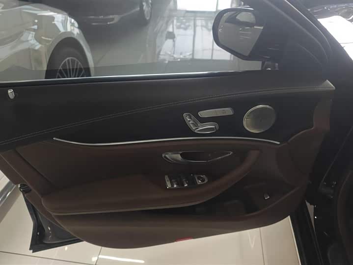 Фото 7 - Mercedes-Benz E-Class