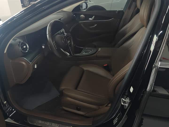 Фото 9 - Mercedes-Benz E-Class