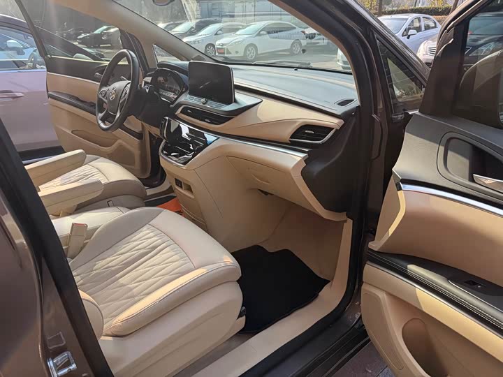 Фото 8 - Buick GL8 ES