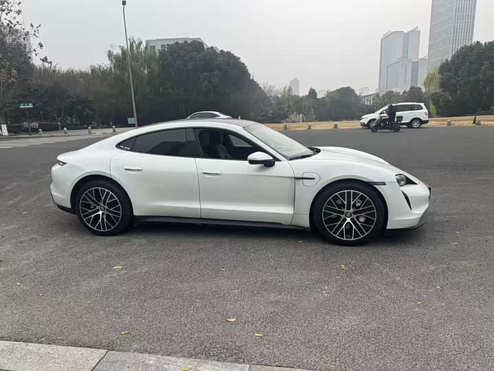 Фото 4 - Porsche Taycan