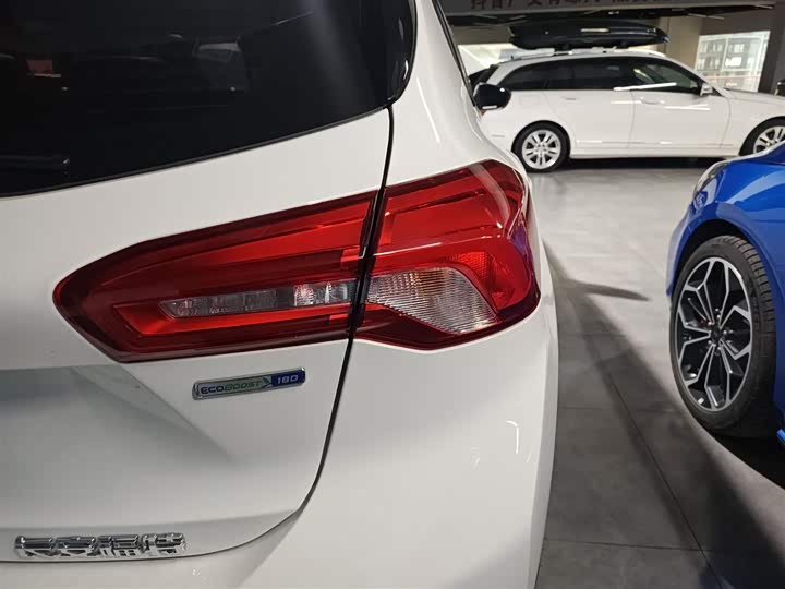 Фото 8 - Ford Focus