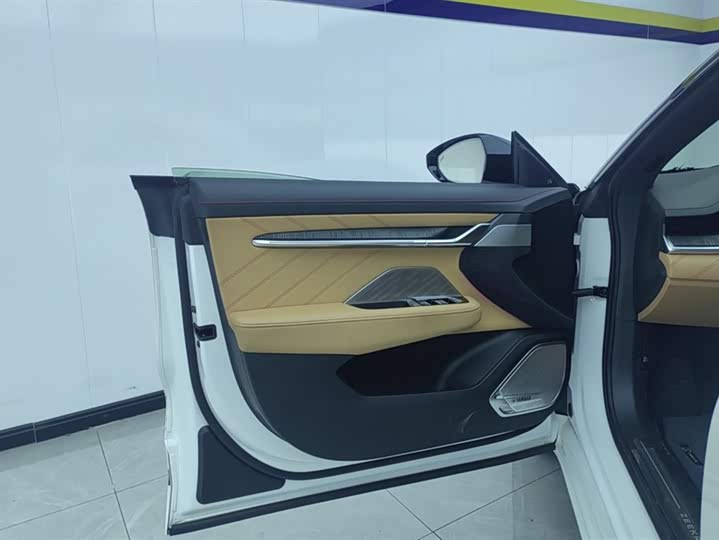 Фото 7 - Zeekr 001