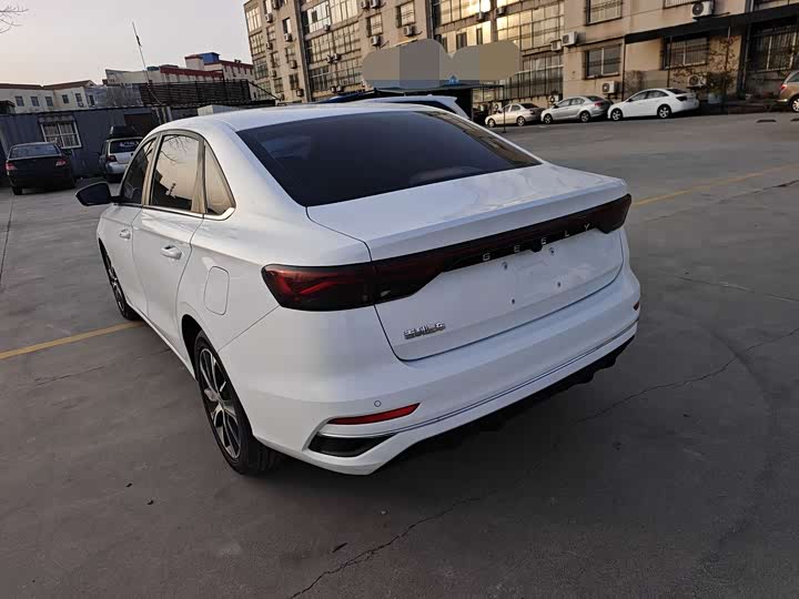 Фото 2 - Geely Emgrand