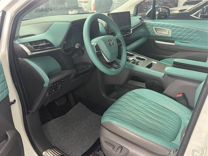 Фото 7 - Toyota Sienna