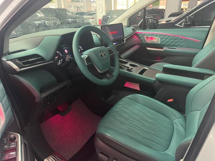 Фото 8 - Toyota Sienna