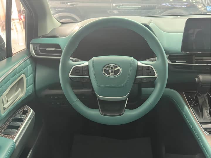 Фото 9 - Toyota Sienna