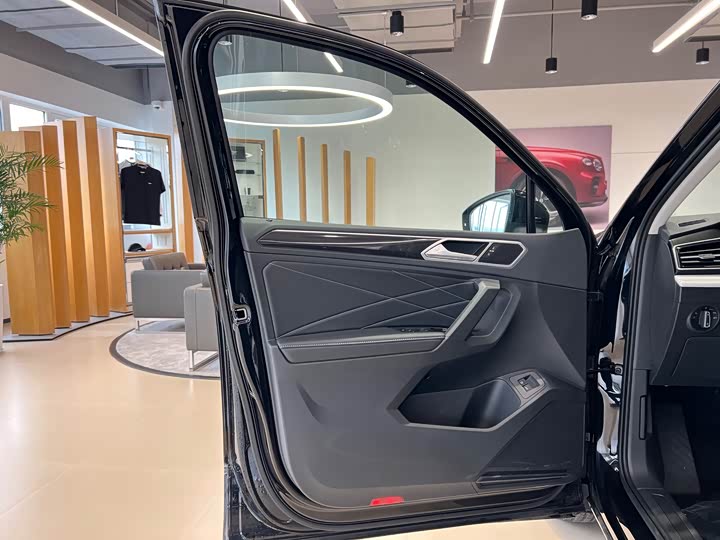 Фото 7 - Volkswagen Tiguan L Hybrid