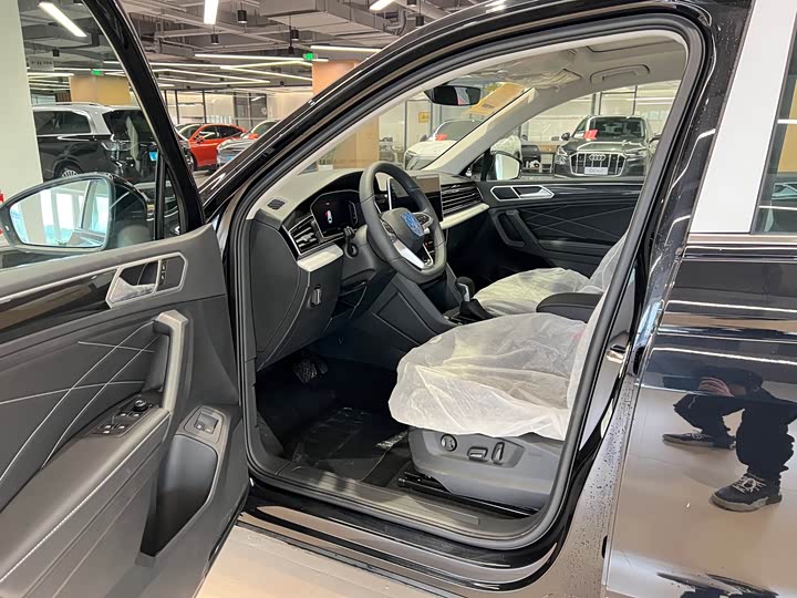 Фото 8 - Volkswagen Tiguan L Hybrid