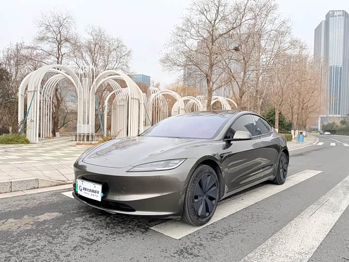 Фото 1 - Tesla Model 3