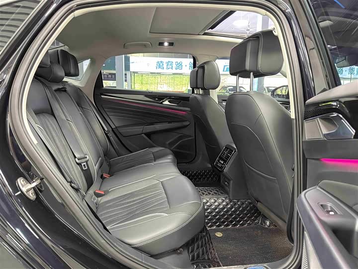 Фото 9 - Volkswagen Passat Hybrid