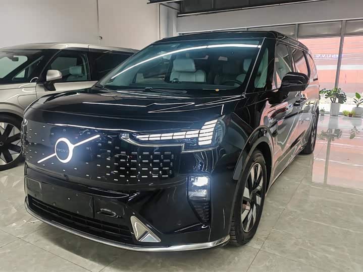 Фото 1 - Volvo EM90